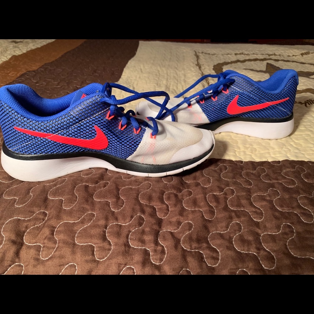 Nike tanjan youth shoes blue and white.